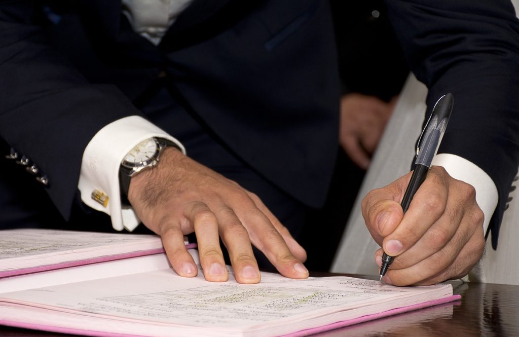 mariage civil : signature à la mairie